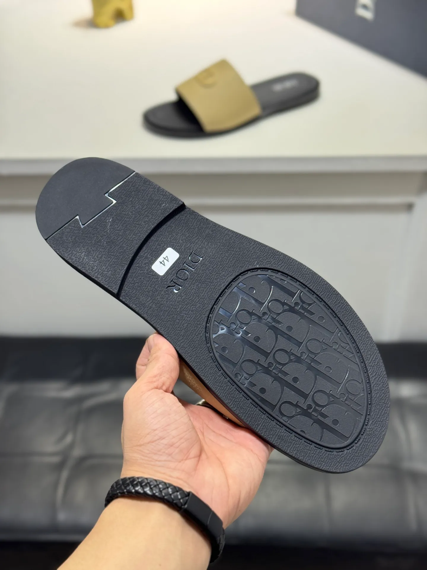 Men's men's shoes 💰320 [New style] 🦇🦇𝐂𝐡𝐫𝐢𝐬𝐭𝐢𝐚𝐧 𝐃𝐢𝐨𝐫 Dior slippers - the latest hot sandals, classic sandals, original replicas, super durable and versatile, cowhide leather with hardware accessories, very comfortable on the feet Look slim and white. Original molded outsole size: 38-44 (.45. Customized
